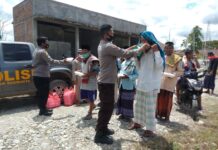 Wujud Peduli Dimasa Pandemi, Kapolsek Baebunta Bagikan Makanan ke Warga