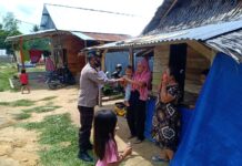 Bentuk Peduli Terhadap Masyarakat, Personil Polsek Baebunta Bagi Nasi Kotak
