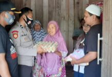 Bhabinkamtibmas Desa Manunggal Salurkan Bantuan