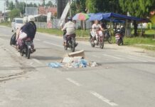 Sudah Banyak Pengendara Jatuh, Akhirnya Sampah Pengganti Rambu Peringatan