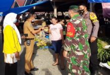 Cegah Penyebaran Covid-19, Pemdes Cendana Putih Lutra Bagikan Masker Kepada Masyarakat