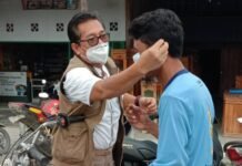 Cegah Penyebaran Covid-19, Camat Malangke Sosialisasi dan Bagi Masker