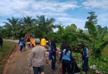 Peduli Lingkungan, Mahasiswa KKNTÂ Universitas Cokroaminoto Palopo Lakukan Baksos Massal