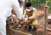 Hari Pertama Berkantor, Wabup Budiman Letakkan Batu Pertama Pembangunan Musala dan Masjid