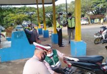 Sat Lantas Polres Luwu Timur Pasang Stiker ‘Ayo Pakai Masker’