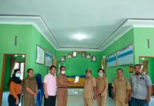 Komitmen Dukung SDGs, Pemdes Karambua Serahkan Ponsel Untuk Tim Pendata Desa
