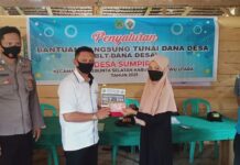 Salurkan BLT DD, Pjs Kades Sumpira : Semoga Bisa Meringankan Beban Ekonomi Warga di Bulan Ramadhan