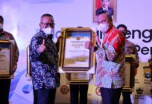 Bupati Luwu Timur Terima Penghargaan PWI Award
