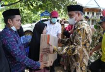 Bupati Luwu Timur Serahkan Bantuan Korban Kebakaran di Bantilang