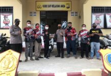 Ketua Bone Barat N-Max Comunity Beri Cinderamata Plt Polsek Bengo