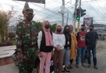 Bareng TNI, The Brave Man Luwu Raya Bagi-Bagi Takjil