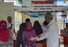 Pjs Kades Hasanah Salurkan BLT DD Pada Warga Terdampak Covid-19