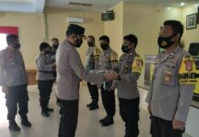 Serahkan Rompi dan Jaket ke-40 Personil Bhabinkamtibmas, Ini Harapan Kapolres Luwu Utara