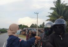 Komunitas Persahabatan PMS Luwu Timur Bagi Takjil Buat Pelintas Jalan