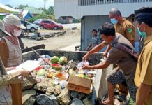 Disaksikan Tim Pengawas, Pedagang Musnahkan Obat dan Makanan Kadaluarsa Miliknya