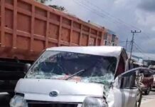 Tabrak Truk Dari Belakang, Satu Mobil Grand Max Rusak Parah