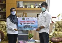 Dua Pelaku Pembudidaya Ikan di Lutra Terima Pinjaman Modal Kerja Senilai Ratusan Juta Melalui LPMUKP