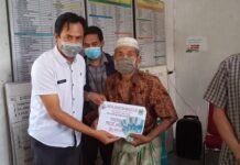 Pjs. Kades Ujung Mattajang Salurkan BLT DD kepada 83 KK