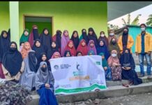 Jelang Buka Puasa, Mahasiswa KKN Reguler-PPL Terpadu Angkatan XLIV-XXII UNM Bagi Takjil dan Masker