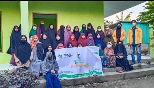 Jelang Buka Puasa, Mahasiswa KKN Reguler-PPL Terpadu Angkatan XLIV-XXII UNM Bagi Takjil dan Masker
