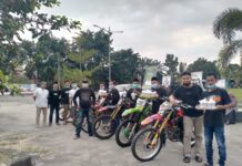 Komunitas Trail Tomoni Bagi Masker dan Takjil di Depan Lapangan Tomoni