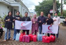 Berkah Ramadhan, BSMI Cabang Barru Bagi Takjil ke Pengguna Jalan