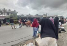 Berbagi Berkah, Mahasiswa KKN Reguler UNM Bagi Takjil