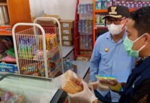 Jelang Idul Fitri, Bupati Lutim Pantau Bahan Pokok di Pasar Wawondula