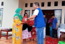 Peduli Warga RTSM, Ketua PAN Luwu Utara Bagi Sembako