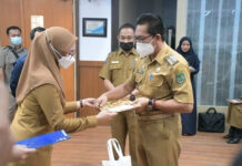 Serahkan SK Pensiun ke-13 PNS, Bupati Lutra : Terima Kasih Atas Kinerja, Kontribusi dan Pengabdiannya