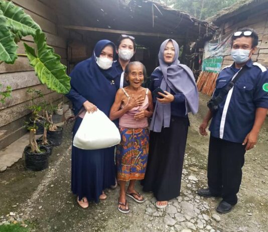 Berkah Ramadhan, IKA SMPN 1 Mangkutana Bagi-Bagi Sembako