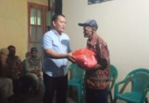 Usai Bukber, Ketua PAN Luwu Utara Kembali Bagi Sembako ke Warga RTSM