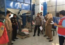 Pastikan Sudah Penuhi Standar, Kadis Sosial Luwu Utara Lakukan Pengecekan Bahan Bantuan Pangan