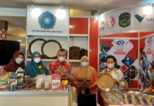 Bupati Budiman Kunjungi Stand Pameran UP2K PKK Luwu Timur
