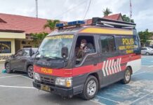 Polwan Polres Luwu Timur Lakukan Imbauan Pelayanan Polres dan Pentingnya Vaksinasi Massal