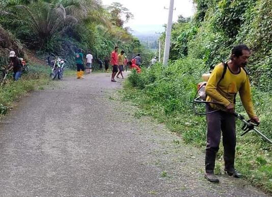 Jumat Sehat, Pemdes Rantemario Lakukan Gotong Royong