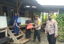 PPKM Darurat, Kapolsek Malili Bersama Bhabinkamtibmas Bagi Sembako ke Masyarakat