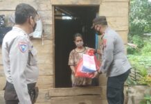 Peduli Polri, Polsek Wasuponda Bagikan Bantuan Sembako