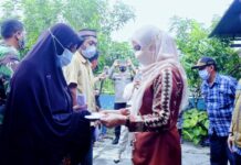 Bupati Luwu Utara Serahkan Bantuan Bencana Angin Puting Beliung Kepada 25 KK di Bone-Bone