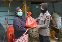 Polres Luwu Timur Bagikan 100 Paket Sembako ke Warga Terdampak Covid-19