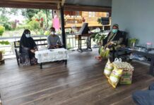 Pemdes Benteng Beri Sembako Warganya Yang di Isoman