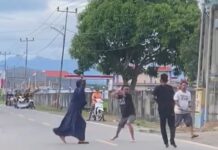 Viral ! Duel Pemuda Gunakan Samurai dan Badik di Jalan Poros Sidrap