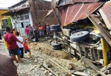 Truk Bermuatan Pasir Seruduk Rumah Warga di Duampanua