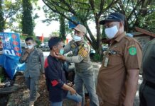 Cegah Covid19, Plt. Camat Wotu Bagikan Masker ke Pengunjung Pasar