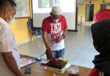 Usai Gotong Royong, Kades Lampenai Dapat Kejutan Ultah