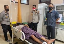 Wujud Peduli Kepada Personel, Kapolres Luwu Utara Besuk Kapolsek Limbong