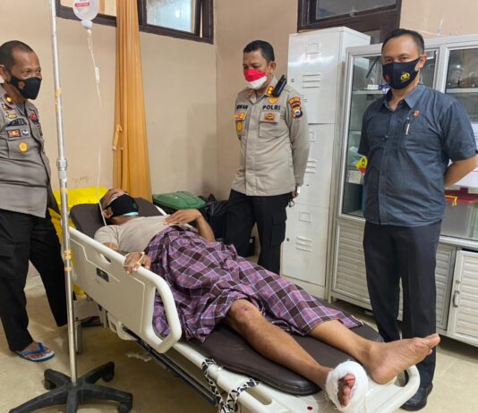 Wujud Peduli Kepada Personel, Kapolres Luwu Utara Besuk Kapolsek Limbong