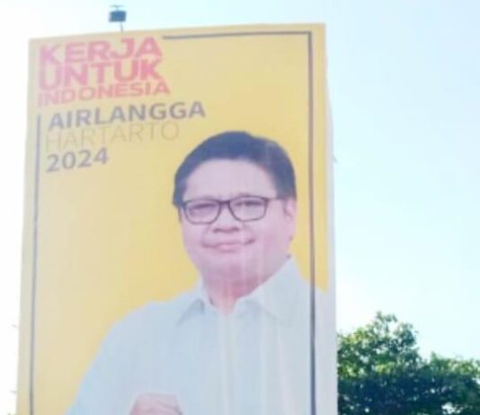 Seorang Pendukung Airlangga Bawa Poster “Indonesia Bebas dari Resesi, AH Presiden 2024, AH Bukan Pinokio, AH Super Hero”