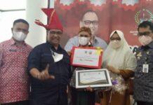 Perpustakaan Desa Kanawatu dan SMA 4 Lutim Terima Piagam Penghargaan