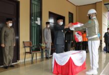 Bupati Lutim Serahkan Bendera Merah Putih Untuk Dibentangkan di Dalam Laut